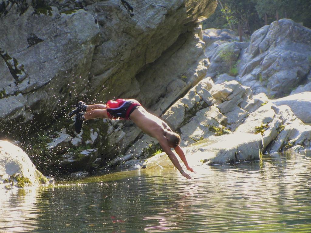 Хостел Baracca Backpacker Aurigeno Екстер'єр фото